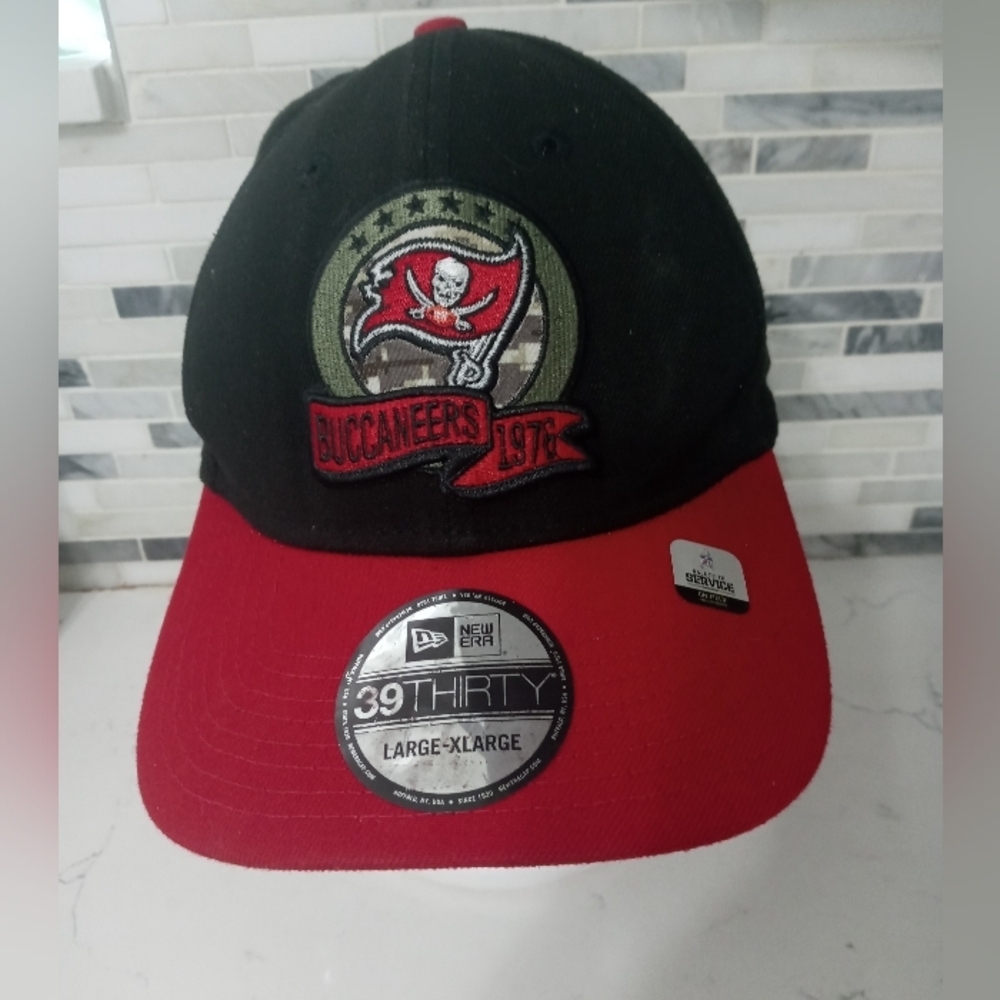 New Era 39Thirty NFL Tampa Bay Buccaneers Stretch Red Black Cap hat L/XL